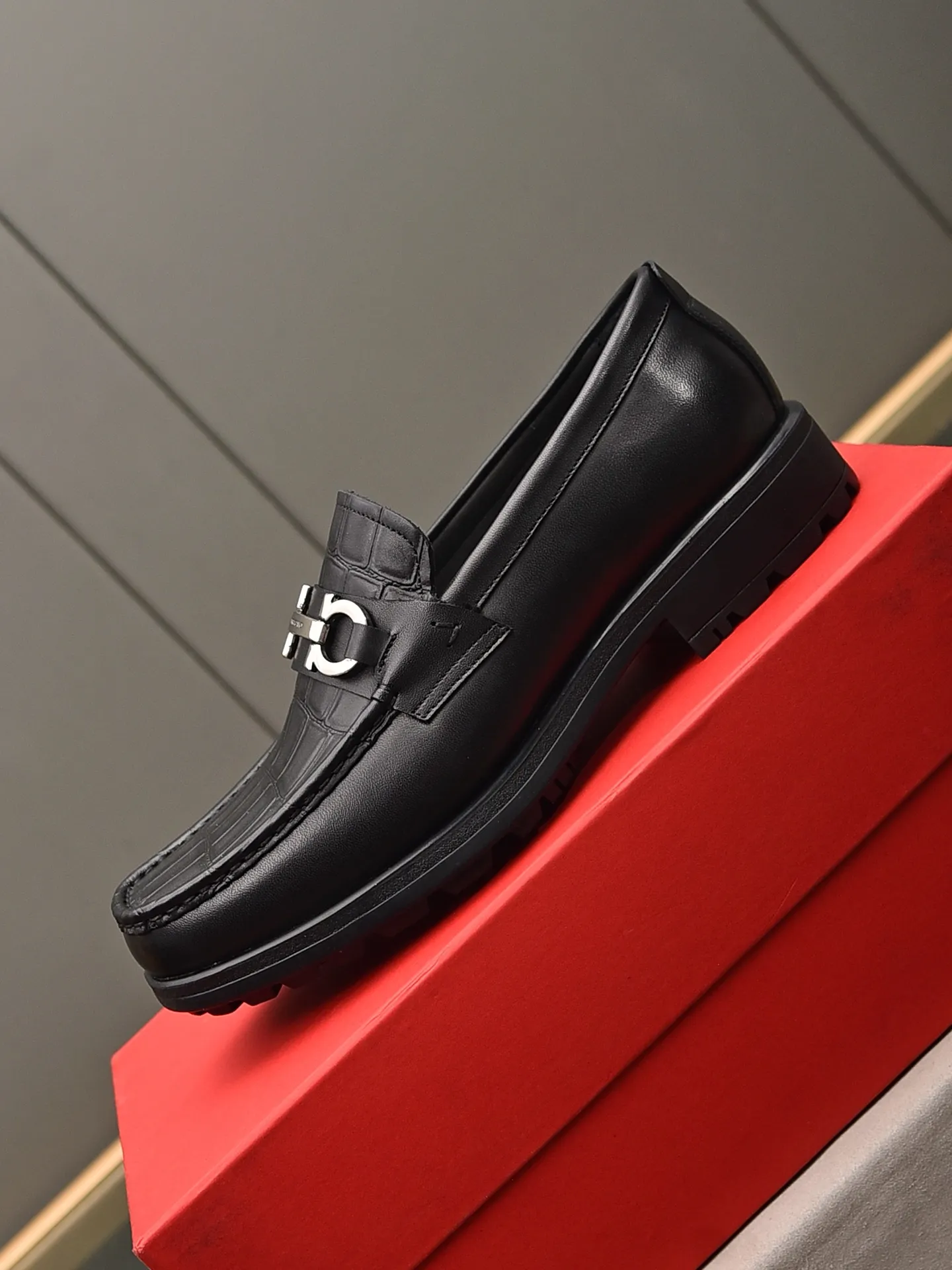 Men's shoes 💰: 500 Brand: Ferragamo Size: Men's size 38/44 (45 can be customized) Grade: Same style as the official website High-end quality men's shoes Material: Original first-layer calfskin Water-dyed cowhide lining Original outsole Style categories: Men's fashionable formal business casual leather shoes Slip-on men's shoes high-top series Young fashion European and American trends British style Casual matching Comfortable feet